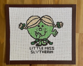 Lienzo bordado de la pequeña señorita Slytherin