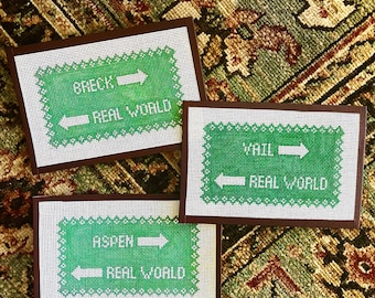 Pueblo de esquí personalizado vs. lienzo de punto de aguja del mundo real