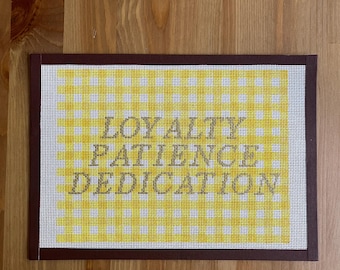 Tapiz bordado con motivos de la casa Hufflepuff