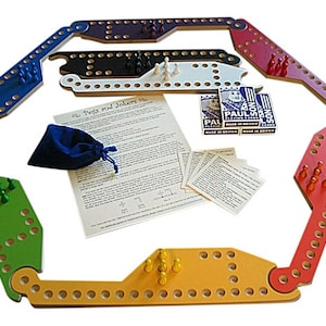 Könnte beinhalten: Ein farbenfrohes Holzbrettspiel mit sechs Abschnitten in Blau, Grün, Gelb, Rot, Rosa und Lila. Jeder Abschnitt hat Löcher für Stifte, mit Stiften in passenden Farben. Enthält Anweisungen, Karten und einen blauen Samtbeutel.
