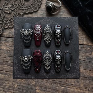 Unghie finte Gothic Charm, manicure a forma di bara, unghie nere e bordeaux, decorazioni argentate, stile gotico-stregonesco, unghie finte fatte a mano