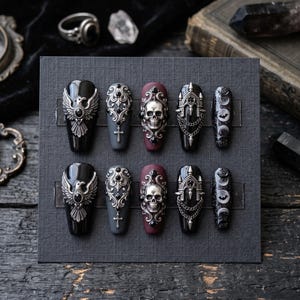 Unghie finte Gothic Charm, manicure a forma di bara, unghie nere e bordeaux, decorazioni argentate, stile gotico-stregonesco, unghie finte fatte a mano