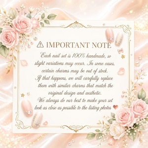 Puede incluir: Una tarjeta decorativa con el texto "IMPORTANT NOTE" rodeada de rosas rosas y detalles dorados. La tarjeta destaca que cada juego de u&ntilde;as est&aacute; hecho a mano y puede tener ligeras variaciones. Se muestran dise&ntilde;os de u&ntilde;as.