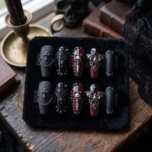 Unghie finte a forma di bara, unghie acriliche gotiche, nail art rossa e nera con croce e catena argentate, set manicure da strega per Halloween