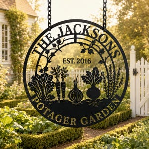 Könnte beinhalten: Ein rundes, schwarzes Metallschild zum Aufhängen an Ketten mit einem Scherenschnitt-Design von Garten-Gemüse wie Karotten, einer Zwiebel und einer Rübe. Der Text lautet THE JACKSONS, EST. 2016 und POTAGER GARDEN in einer fetten Schriftart.