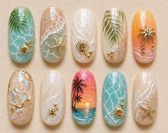 Puede incluir: Diez diseños de uñas ovaladas con temas de playa y océano. Los diseños incluyen palmeras, conchas marinas y olas en tonos azules, naranjas y beige. Algunas uñas tienen adornos dorados. Cada uña mide unos 2 cm.
