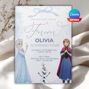 Pode incluir: Um convite azul claro e branco com o texto "For the first time in Forever" e "Olivia está fazendo quatro anos!" Apresenta ilustrações de Elsa, Anna e Olaf de Frozen. O logotipo da Canva é visível.