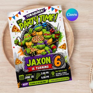 Op de afbeelding: Een rechthoekige uitnodiging met vier cartoon-schildpadden met gekleurde maskers, pizzapunten en de tekst COWABUNGA IT'S PARTY TIME! JAXON IS TURNING 6. Bevat evenementdetails voor zaterdag 28 juni 2026, 15:00 tot 18:00 uur, 123 Shell Street.