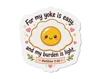 Puede incluir: Una pegatina troquelada que presenta un huevo frito con una cara sonriente. El texto dice "For my yoke is easy, and my burden is light." Debajo, una pancarta muestra "Matthew 11:30." El diseño incluye pequeños corazones rosas, estrellas amarillas y hojas verdes.