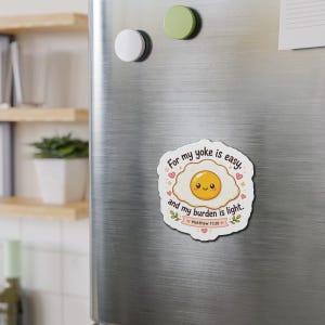 Simpatico uovo fritto con la scritta "Il mio giogo è dolce" - Magnete fustellato / Matteo 11:30 immagine 9