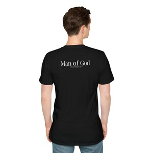 Man of God Shirt for Men, 1 Timothy 6:11 Bible Verse T-Shirt, Christian Dad Gift, Faith Apparel, Husband Father's Day Gift, Religious Tee Bild 6