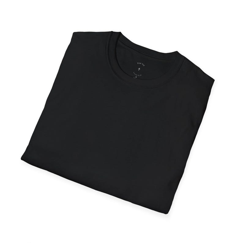 Camiseta para papá que educa en casa, Camiseta "Construyendo lo que el mundo no construye", Isaías 41:10 Regalo cristiano para padre que educa en casa, Regalo del Día del Padre para papás de familia con fe imagen 5