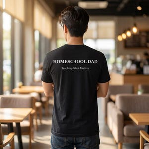 Homeschool vader T-shirt, Teaching What Matters T-shirt, christelijke homeschool vader cadeau, op geloof gebaseerde vader shirt, bijbelkleding mannen afbeelding 1