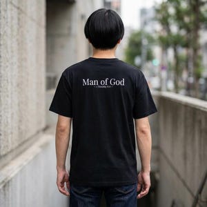 Man of God Shirt for Men, 1 Timothy 6:11 Bible Verse T-Shirt, Christian Dad Gift, Faith Apparel, Husband Father's Day Gift, Religious Tee Bild 1