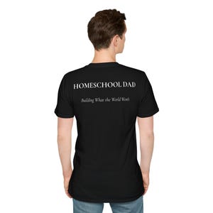 Camiseta para papá que educa en casa, Camiseta "Construyendo lo que el mundo no construye", Isaías 41:10 Regalo cristiano para padre que educa en casa, Regalo del Día del Padre para papás de familia con fe imagen 6