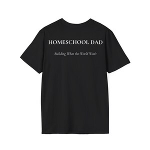 Camiseta para papá que educa en casa, Camiseta "Construyendo lo que el mundo no construye", Isaías 41:10 Regalo cristiano para padre que educa en casa, Regalo del Día del Padre para papás de familia con fe imagen 2