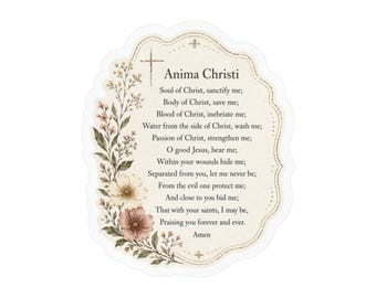 Puede incluir: Una pegatina troquelada que presenta la oración Anima Christi en texto negro sobre un fondo color crema. El diseño incluye una pequeña cruz en la parte superior y un arreglo floral de flores rosas y blancas apagadas en el lado izquierdo, todo dentro de un borde festoneado decorativo.