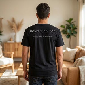 Camiseta para papá que educa en casa, Camiseta "Construyendo lo que el mundo no construye", Isaías 41:10 Regalo cristiano para padre que educa en casa, Regalo del Día del Padre para papás de familia con fe imagen 1