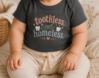 Toothless Not Homeless babyrompertje, grappig babyoutfitje geïnspireerd op Bravo, RHOBH-fan babycadeau, reality-tv babyrompertje, kraamcadeau