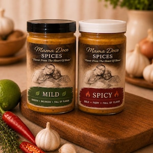Puede incluir: Dos frascos de vidrio de especias Mama Doce, uno etiquetado como "Suave" y el otro "Picante". Los frascos tienen tapas blancas y negras, con etiquetas con una imagen en tonos sepia y el texto "Sabor del corazón del hogar". Chiles rojos, ajo y una lima están sobre una tabla de cortar de madera.