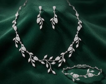 Conjunto de joyas nupciales con circonitas cúbicas en forma de hoja de pera: collar, pendientes, elegancia nupcial.