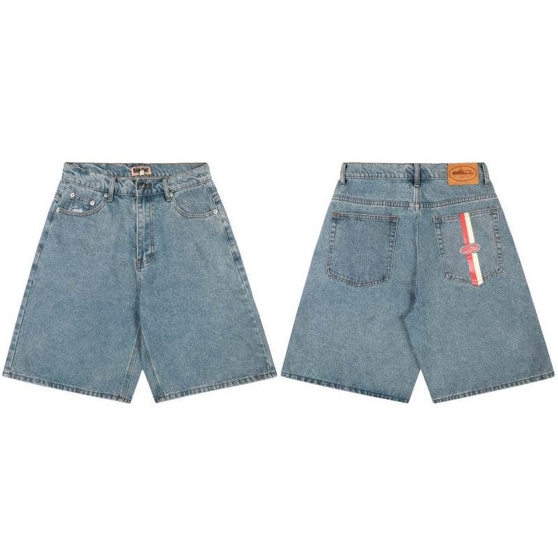 Peut inclure: Short en jean bleu clair pr&eacute;sentant une vue de face avec une braguette &agrave; boutons et cinq poches, et une vue arri&egrave;re avec un &eacute;cusson en similicuir beige sur la ceinture, deux poches arri&egrave;re et une bande verticale rouge, blanche et jaune.