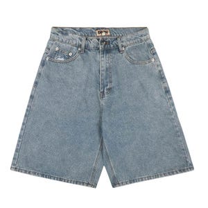 Peut inclure: Short en jean bleu clair avec une taille haute, une fermeture &agrave; bouton et une braguette zipp&eacute;e. Le short comprend deux poches avant, une petite poche gousset avec un logo brod&eacute; blanc et une &eacute;tiquette de marque rectangulaire &agrave; la taille.