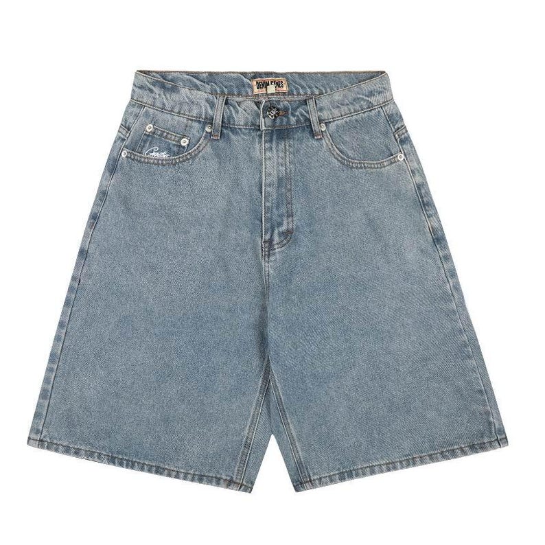 Peut inclure: Short en jean bleu clair avec une taille haute, une fermeture &agrave; bouton et une braguette zipp&eacute;e. Le short comprend deux poches avant, une petite poche gousset avec un logo brod&eacute; blanc et une &eacute;tiquette de marque rectangulaire &agrave; la taille.