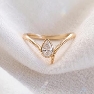 Peer geslepen lab-gegroeide diamanten ring, ring set moissaniet ring, Chevron V-ring, sierlijke gouden stapelbare ring, minimalistisch verlovingscadeau voor haar