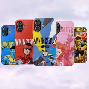 Puede incluir: Una taza de cerámica blanca con un asa negra y el texto "But First, Coffee" en negrita negra. La taza está llena de un líquido oscuro, probablemente café, y se encuentra sobre una superficie de color claro.