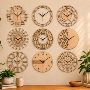 Könnte beinhalten: Eine Sammlung von neun runden Wanduhren aus Holz, die in einem Raster an einer Wand angeordnet sind. Jede Uhr weist ein einzigartiges lasergeschnittenes Design auf, von geometrischen Mustern und floralen Motiven bis hin zu Ziffernblättern, alle mit schwarzen Zeigern.