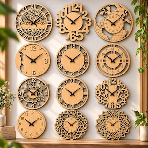 Puede incluir: Una colección de doce relojes de pared circulares de madera dispuestos en una cuadrícula. Cada reloj presenta un acabado de grano de madera marrón claro, manecillas negras de hora y minuto, y diseños únicos que incluyen un árbol de la vida y mapas.