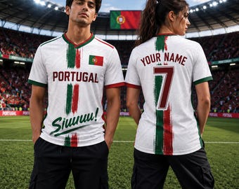 Puede incluir: Una camiseta de fútbol blanca con un diseño vertical de pinceladas verdes y rojas, la palabra PORTUGAL, el texto Siuuuu! y la bandera de Portugal en el frente. La parte posterior muestra el texto YOUR NAME y el número 7 en rojo oscuro con borde blanco.