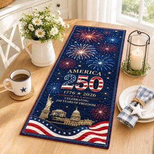 Camino de mesa acolchado America 250, decoración patriótica para mesa 1776-2026, camino de mesa con fuegos artificiales para el Día de la Independencia.