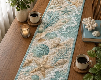 Puede incluir: Un camino de mesa acolchado rectangular con temática costera, que presenta patrones impresos de estrellas de mar color canela, varias conchas marinas y ramas de coral verde azulado sobre un fondo beige arena con detalles de espuma blanca.