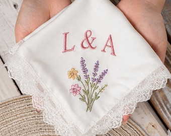 Pañuelo bordado personalizado con flor del mes de nacimiento, pañuelo de encaje con nombre personalizado, regalo de boda para la novia, recuerdo de la dama de honor.