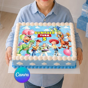 Puede incluir: Un pastel rectangular con bordes de glaseado blanco y lados azul claro con detalles de nubes blancas. La parte superior muestra un gráfico de personajes de Toy Story con el texto GUNTHER TURN 5, incluyendo a Woody, Buzz Lightyear, Jessie y Rex.