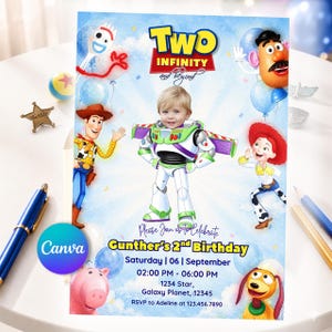 Puede incluir: Una tarjeta de invitación de cumpleaños rectangular con personajes de Toy Story como Woody, Buzz Lightyear, Jessie, Forky, Mr. Potato Head y Slinky Dog. El texto dice Two Infinity and beyond, Please Join us to Celebrate Gunther's 2nd Birthday.