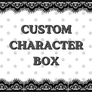 Puede incluir: Un fondo blanco con lunares grises y las palabras "CUSTOM CHARACTER BOX" en gris. La parte superior e inferior de la imagen están bordeadas con encaje negro.