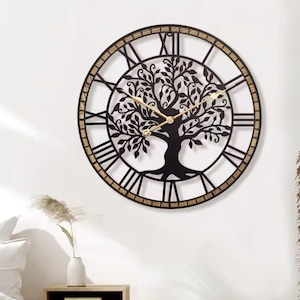 Puede incluir: Un reloj de pared redondo y decorativo con un diseño de árbol de la vida negro en el centro. El reloj tiene manecillas doradas y números romanos. El anillo exterior es de color marrón claro. El reloj está montado en una pared blanca.
