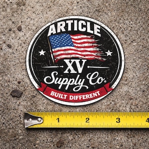 Pegatina Article XV Supply Co. / Logotipo de la bandera estadounidense, troquelada redonda de estilo vintage