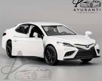 Toyota Camry Toy Car Model Openable Doors, Pull-Back Vehicle, Highly Detailed Scale 1:36