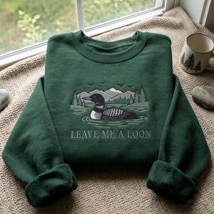 Sweatshirt mit Seetaucherstickerei: „Leave Me A Loon“ – Naturbekleidung, lustiges T-Shirt mit Seetaucher-Motiv für Naturliebhaber, Top für das Leben am See in der Hütte