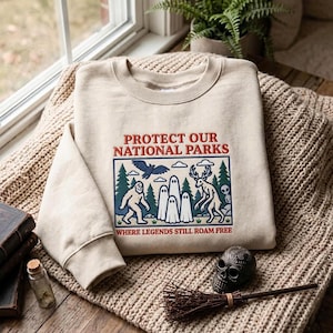 Geborduurd Cryptid National Parks-sweatshirt, Bescherm onze parken Vintage Camping Wandelshirt Retro Wanderlust Shirt Fantasy Creatures-shirt