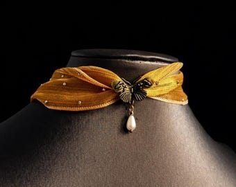 Naszyjnik choker z żółtej koronki w stylu vintage, naszyjnik choker z wisiorkiem w kształcie pszczoły, złoty rdzeń baletowy