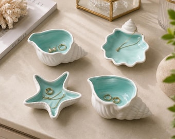 Plato de cerámica personalizado con forma de estrella de mar, inicial y fecha grabadas, plato para baratijas con forma de concha marina, soporte personalizado para anillos, recuerdo de boda playero.