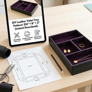 Può includere: Un tablet digitale mostra un modello PDF per un vassoio svuotatasche in pelle fai-da-te con il testo DIY Leather Valet Tray Pattern: 14 inches by 8 inches by 2 inches. Un vassoio nero con interno viola contiene gioielli, accanto a un modello cartaceo.