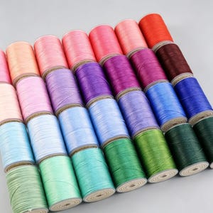 Peut inclure: Ensemble de trois mugs en céramique avec une finition mate et mouchetée. Chaque mug est de couleur différente : bleu clair, crème et gris. Les mugs ont un design simple et moderne avec une anse confortable.