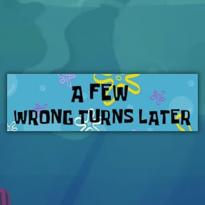 Może przedstawiać: Prostokątny baner z napisem "A FEW WRONG TURNS LATER" w kolorze czarnym i żółtym, na jasnoniebieskim tle z ozdobami w stylu kreskówkowym. Baner ma kreskówkową estetykę.