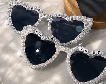 Gepersonaliseerde hartvormige parel zonnebril voor de aanstaande bruid, bruidsbril voor de bruidsmeisjes, perfect cadeau voor bruiloften, vrijgezellenfeesten of pasgetrouwden.